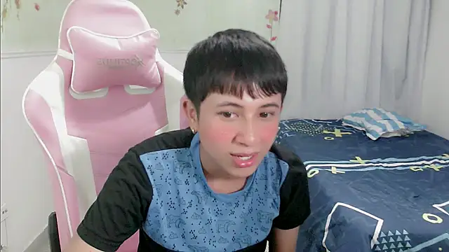 Snapshot of didier_king_ chatting on February 3, 2:02 pm didier king online show from February 3, 2:02 pm