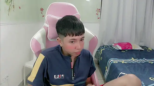 Snapshot of didier_king_ chatting on February 6, 2:58 pm didier king online show from February 6, 2:58 pm