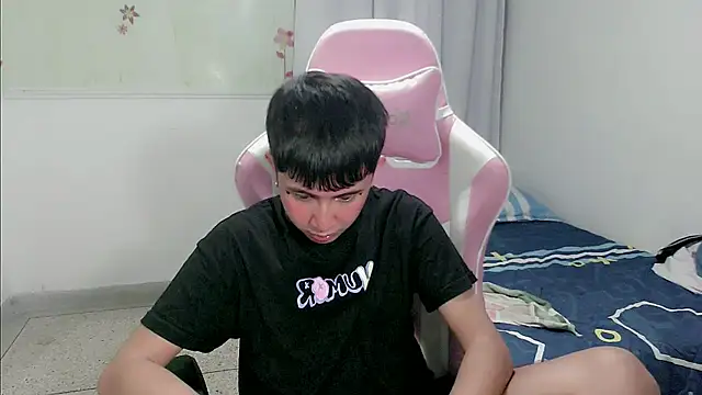 Snapshot of didier_king_ chatting on February 13, 5:44 pm didier king online show from February 13, 5:44 pm