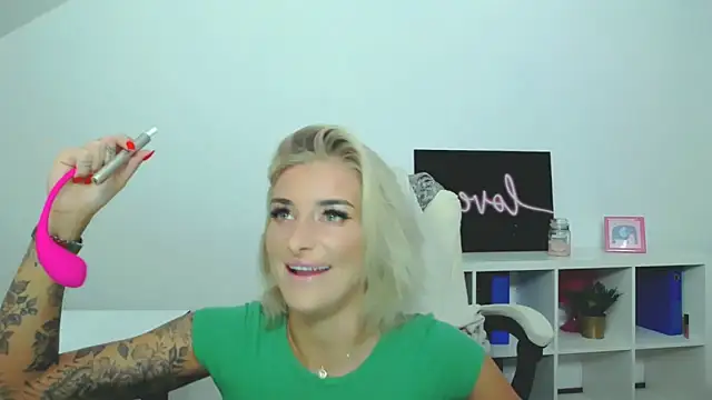 Snapshot of Lia_Benini chatting on January 25, 1:19 pm Lia Benini online show from January 25, 1:19 pm