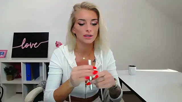 Snapshot of Lia_Benini chatting on February 4, 1:06 pm Lia Benini online show from February 4, 1:06 pm