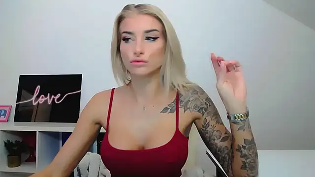 Snapshot of Lia_Benini chatting on February 23, 1:10 pm Lia Benini online show from February 23, 1:10 pm