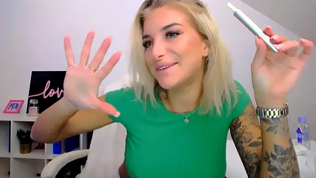 Snapshot of Lia_Benini chatting on February 27, 1:07 pm Lia Benini online show from February 27, 1:07 pm