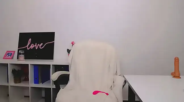 Snapshot of Lia_Benini chatting on March 2, 4:21 pm Lia Benini online show from March 2, 4:21 pm