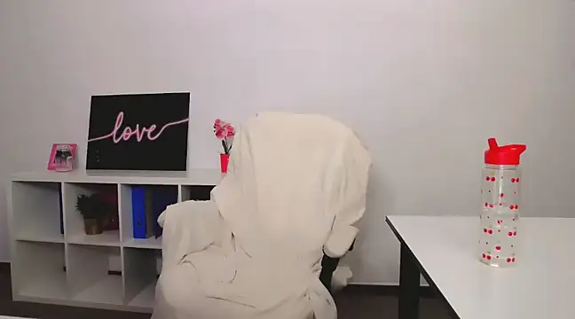 Snapshot of Lia_Benini chatting on March 5, 10:32 pm Lia Benini online show from March 5, 10:32 pm