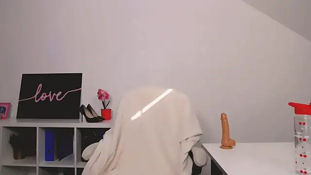 Snapshot of Lia_Benini chatting on March 16, 1:17 pm Lia Benini online show from March 16, 1:17 pm