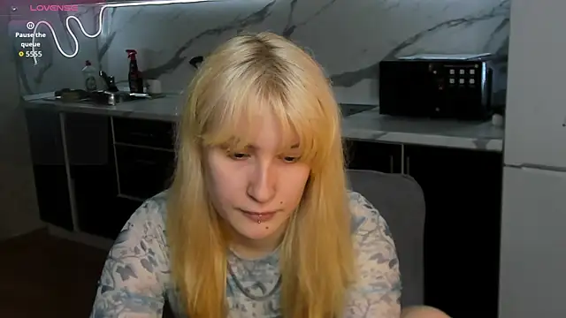 Snapshot of Sweet_white_chocolate chatting on April 13, 7:36 am Sweet white chocolate online show from April 13, 7:36 am