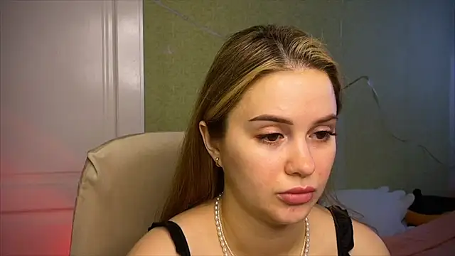 Snapshot of IlonaMurf chatting on April 4, 8:01 am IlonaMurf online show from April 4, 8:01 am