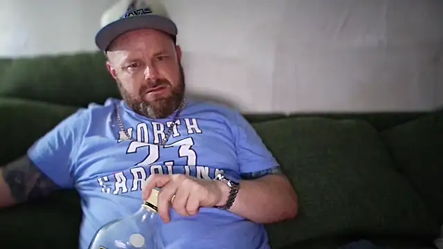 Snapshot of Thickirishcock850 chatting on April 5, 11:29 am Thickirishcock850 online show from April 5, 11:29 am