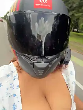 lauraltt online show from February 1, 7:01 pm