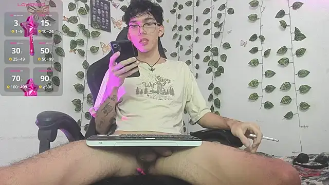 Snapshot of skinny_dann chatting on March 21, 2:39 am skinny dann online show from March 21, 2:39 am