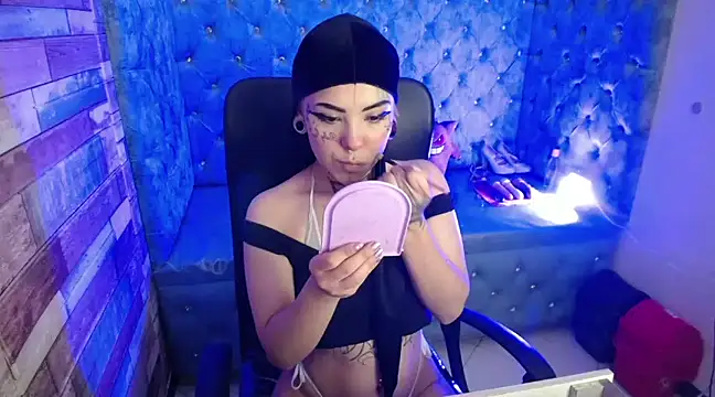 Snapshot of xbabymoonx chatting on January 25, 4:35 pm xbabymoonx online show from January 25, 4:35 pm