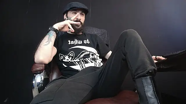 Snapshot of AxelColton chatting on February 25, 9:31 am AxelColton online show from February 25, 9:31 am