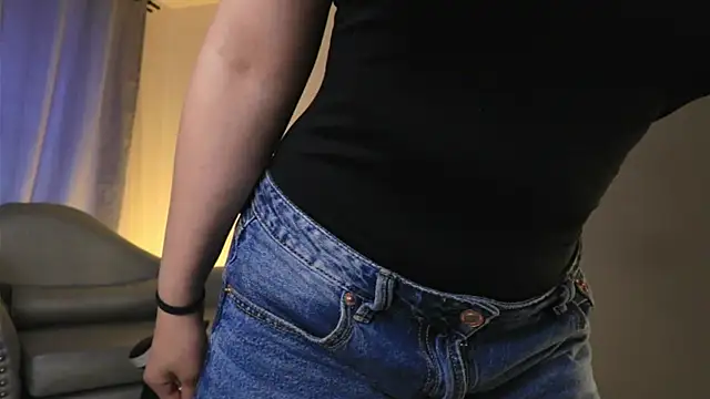Daisha Riley online show from May 11, 4:04 pm