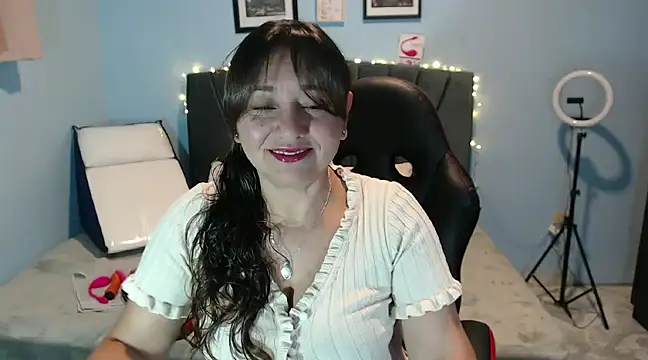 Snapshot of AngelRouss chatting on January 15, 9:45 am AngelRouss online show from January 15, 9:45 am