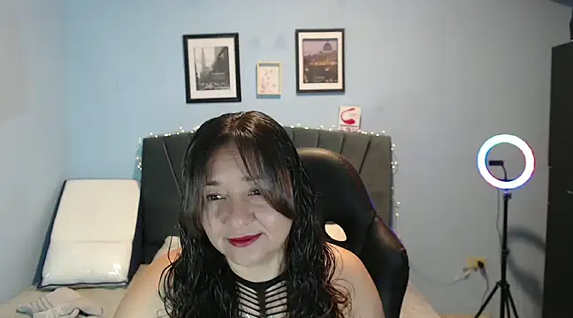 Snapshot of AngelRouss chatting on January 21, 9:57 am AngelRouss online show from January 21, 9:57 am