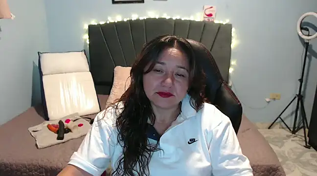 Snapshot of AngelRouss chatting on February 1, 1:23 am AngelRouss online show from February 1, 1:23 am