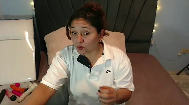 Snapshot of AngelRouss chatting on February 1, 4:24 am AngelRouss online show from February 1, 4:24 am