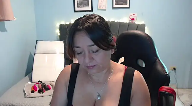Snapshot of AngelRouss chatting on February 4, 10:10 am AngelRouss online show from February 4, 10:10 am