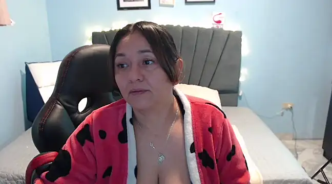 Snapshot of AngelRouss chatting on February 6, 9:32 am AngelRouss online show from February 6, 9:32 am