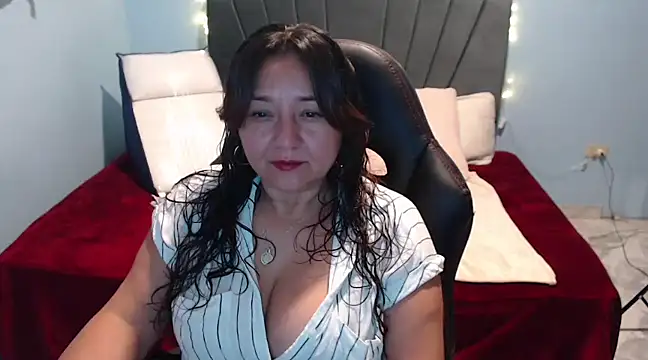 Snapshot of AngelRouss chatting on February 14, 1:18 pm AngelRouss online show from February 14, 1:18 pm