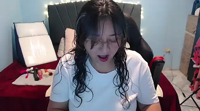 Snapshot of AngelRouss chatting on February 21, 3:32 pm AngelRouss online show from February 21, 3:32 pm