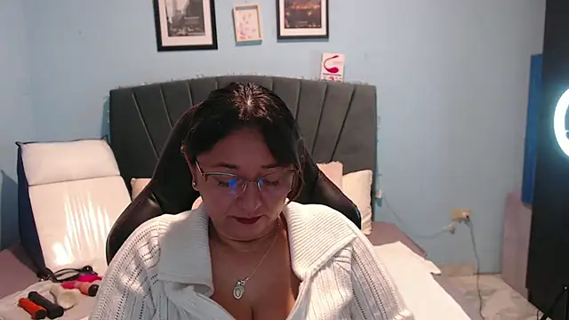 Snapshot of AngelRouss chatting on March 1, 11:06 am AngelRouss online show from March 1, 11:06 am
