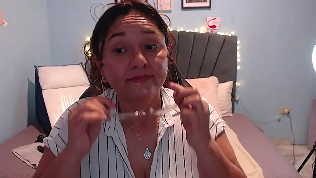 Snapshot of AngelRouss chatting on March 1, 5:38 pm AngelRouss online show from March 1, 5:38 pm