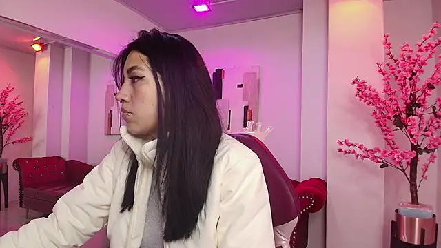 Leia queens online show from March 12, 11:20 am