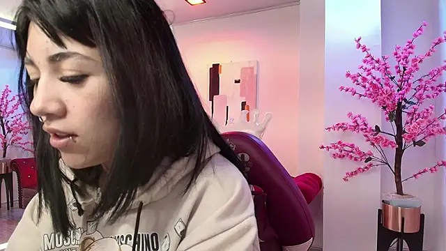 Leia queens online show from September 17, 12:07 pm