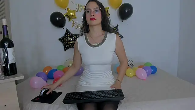 Snapshot of emmaTorres1 chatting on December 30, 7:21 pm emmaTorres1 online show from December 30, 7:21 pm
