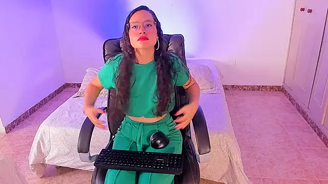 Snapshot of emmaTorres1 chatting on January 21, 2:26 pm emmaTorres1 online show from January 21, 2:26 pm