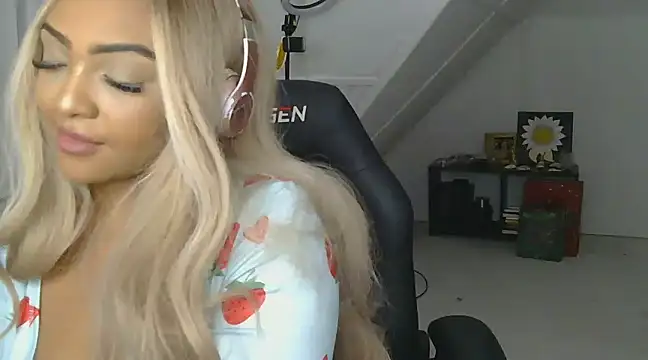 jaslenelovely online show from January 15, 11:30 pm
