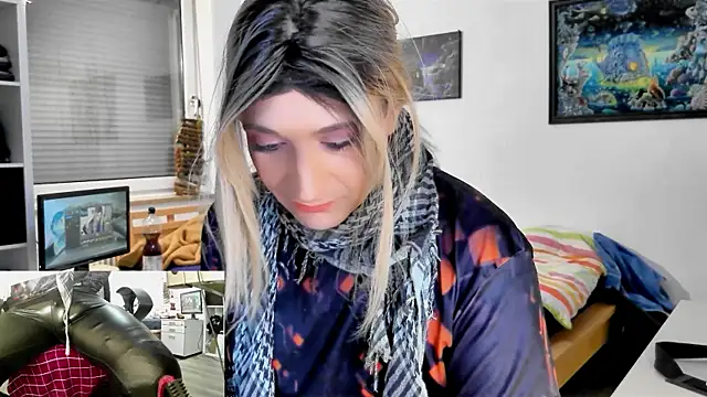 Snapshot of DYasmin69 chatting on February 22, 4:51 am DYasmin69 online show from February 22, 4:51 am