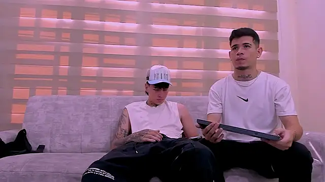 Snapshot of hell_twink chatting on January 27, 8:07 pm hell twink online show from January 27, 8:07 pm