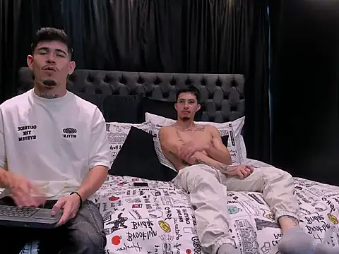 Snapshot of hell_twink chatting on February 15, 9:11 pm hell twink online show from February 15, 9:11 pm