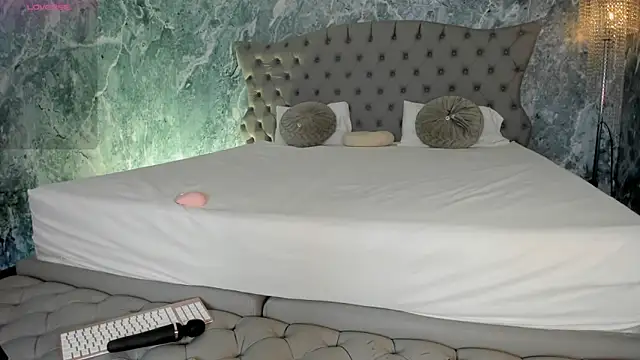 LucyLovelyy online show from September 20, 7:04 pm