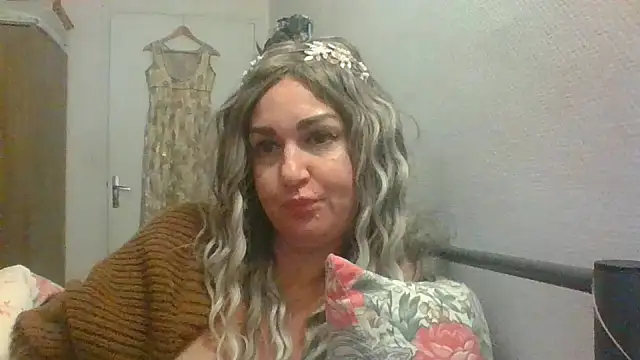 BELLAMORGANE1 online show from December 23, 6:05 pm