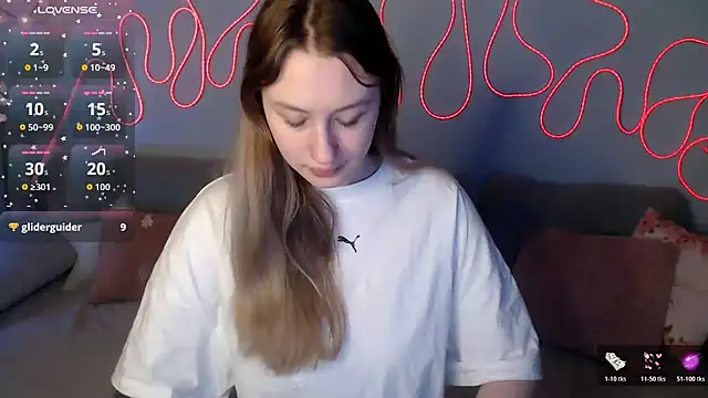 Snapshot of Haley_Vixen chatting on December 14, 9:03 am Haley Vixen online show from December 14, 9:03 am