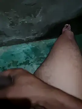 Snapshot of yaxom33 chatting on March 28, 12:43 am yaxom33 online show from March 28, 12:43 am