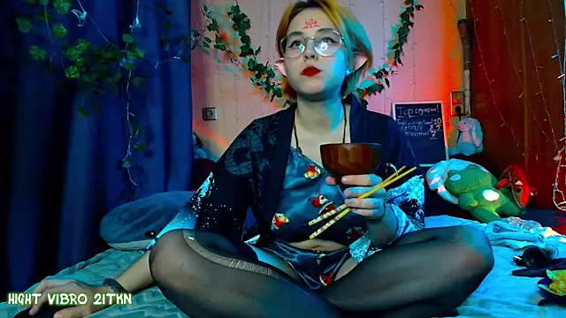 TrickyKitsune online show from February 9, 4:07 pm