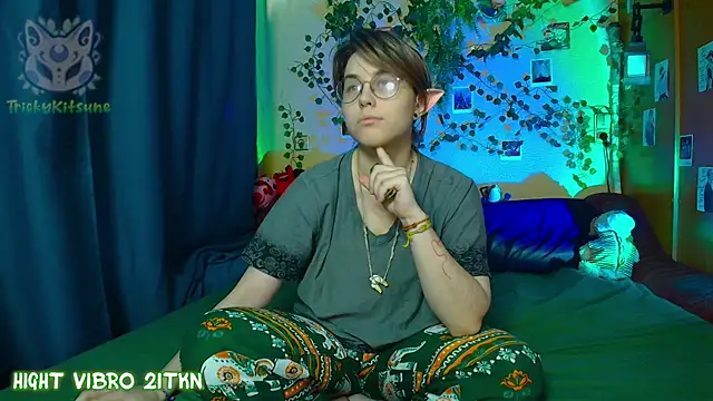TrickyKitsune online show from May 4, 3:19 pm