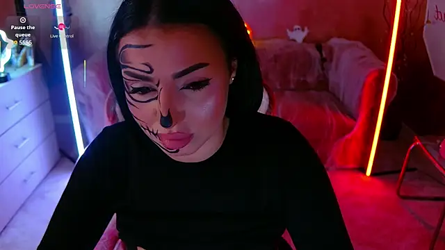 Snapshot of evanew_ chatting on October 31, 6:42 pm evanew online show from October 31, 6:42 pm