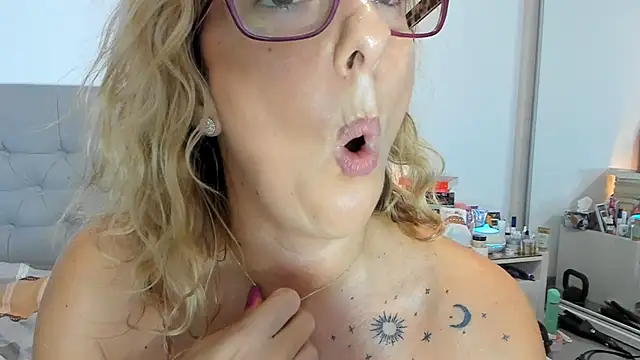 Snapshot of 1royalpussy chatting on December 29, 12:45 pm 1royalpussy online show from December 29, 12:45 pm