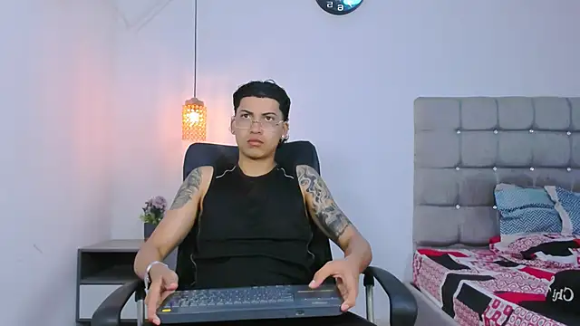 Snapshot of Br4ndxpimm chatting on March 18, 1:25 pm Br4ndxpimm online show from March 18, 1:25 pm