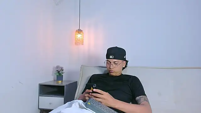 Snapshot of Br4ndxpimm chatting on March 25, 4:13 pm Br4ndxpimm online show from March 25, 4:13 pm