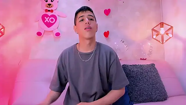 Snapshot of Angel_Khouri chatting on February 20, 4:07 am Angel Khouri online show from February 20, 4:07 am