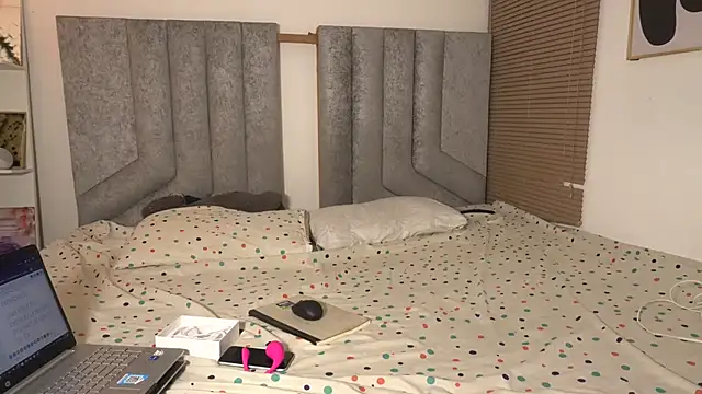 womantall99 online show from March 9, 12:09 pm