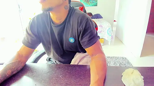 Snapshot of Adam_Valenciia chatting on September 29, 5:18 pm Adam Valenciia online show from September 29, 5:18 pm