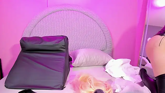 Snapshot of lee_Powder chatting on December 5, 11:30 am lee Powder online show from December 5, 11:30 am